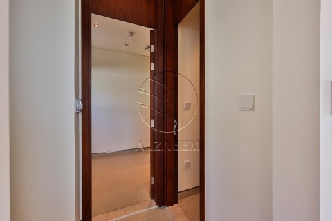5 bedrooms Villa in Abu Dhabi, UAE No. 91113 4