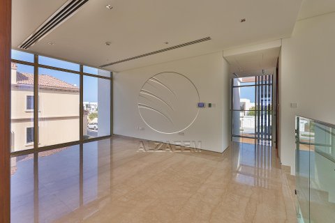 5 bedrooms Villa in Abu Dhabi, UAE No. 91113 13