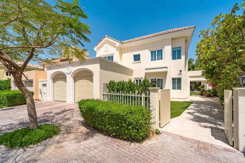 Villa de 5 dormitorios en Dubai Sports City, UAE No. 154356