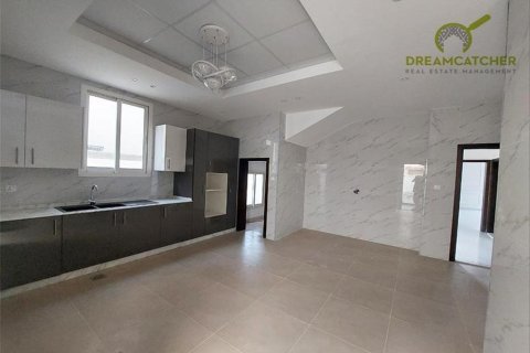 Villa de 5 dormitorios en Al Yasmeen, UAE No. 34163 12