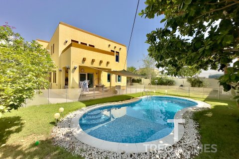 Вилла с 3 спальнями в Jumeirah Park, ОАЭ №73863 2
