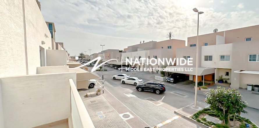 Villa de 3 chambres à Abu Dhabi, UAE No. 99205