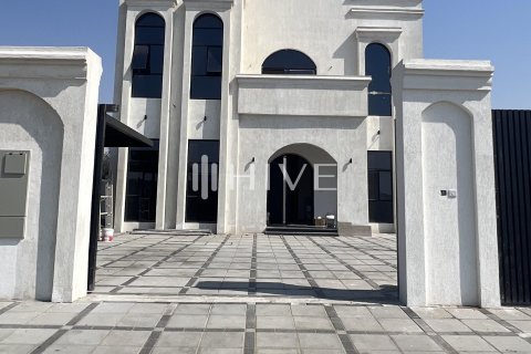 5 bedrooms Villa in Dubai, UAE No. 55871 1