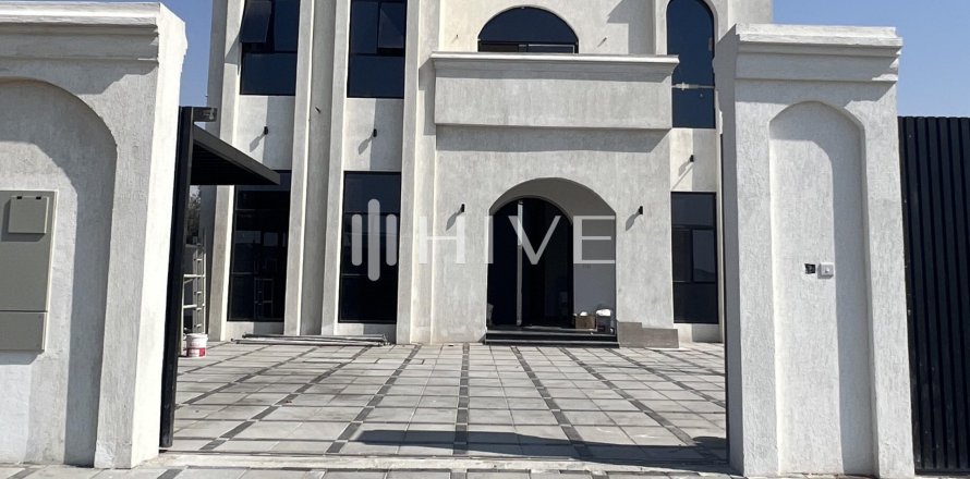 5 bedrooms Villa in Dubai, UAE No. 55871