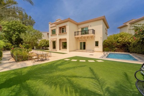 Villa de 4 dormitorios en Jumeirah Islands, UAE No. 210466