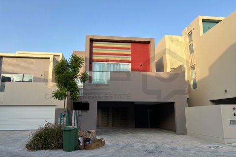 Villa de 4 dormitorios en Muharraq, Bahrain No. 109411 2