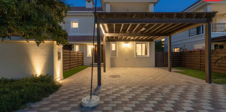 Вилла с 4 спальнями в Дубай, ОАЭ №141465