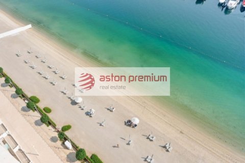 Appartement de 3 chambres à EMAAR Beachfront, UAE No. 140838 5