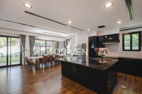Villa de 6 dormitorios en Rosa, UAE No. 202720 11