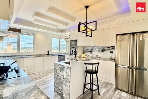 4 bedrooms Villa in Dubai, UAE No. 210589 6