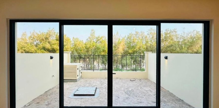 4 bedrooms Townhouse in Dubai, UAE No. 210592