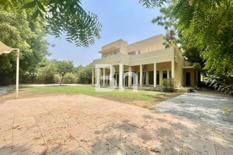 Villa de 5 dormitorios  No. 114548 2