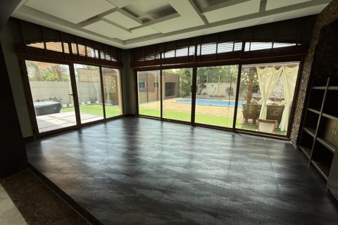 4 bedrooms Villa in Legacy, UAE No. 147498 23