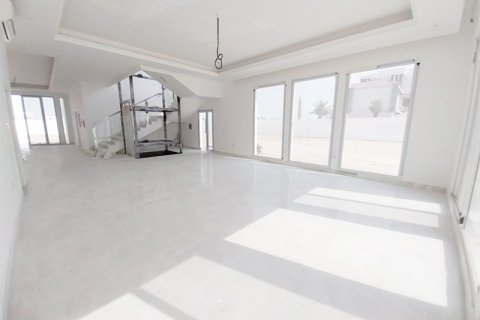 Villa de 5 dormitorios en Abu Dhabi, UAE No. 33401 3