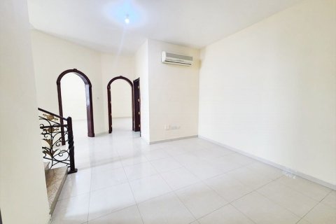 6 bedrooms Villa in Shakhbout City, UAE No. 33400 3