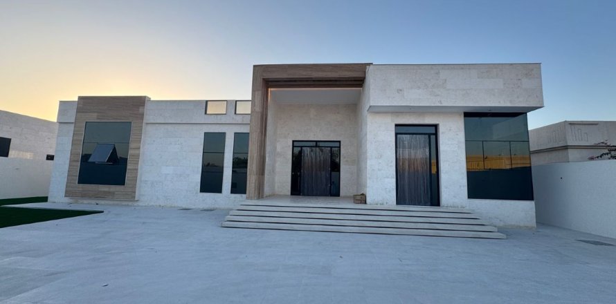 4 bedrooms Villa in Seih Al Uraibi, UAE No. 183646