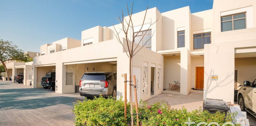 Villa de 4 dormitorios en Town Square, UAE No. 188055