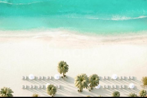 Квартира с 2 спальнями в EMAAR Beachfront, ОАЭ №155534 4