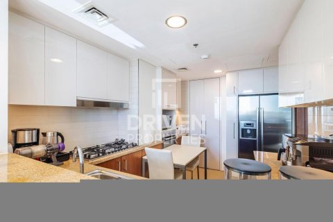 Квартира с 3 спальнями в Burj Vista, ОАЭ №137996 6