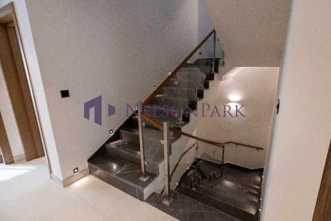 5 bedrooms Villa in Doha, Qatar No. 57979 3