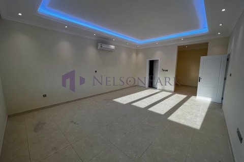 8 bedrooms Villa in Doha, Qatar No. 57977 9