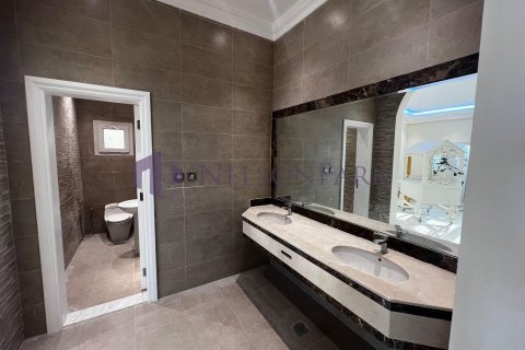 8 bedrooms Villa in Doha, Qatar No. 57977 6