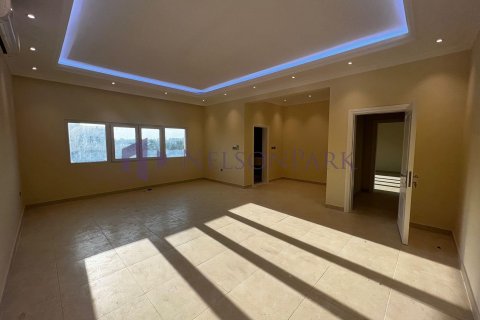 8 bedrooms Villa in Doha, Qatar No. 57977 8