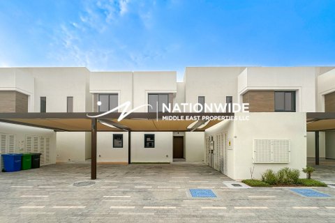 2 bedrooms Townhouse in Abu Dhabi, UAE No. 73192 2