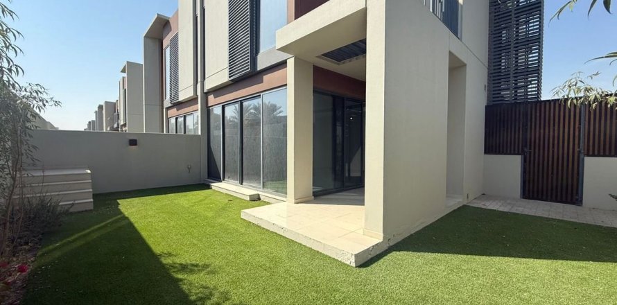 4 bedrooms Villa in Dubai, UAE No. 137484