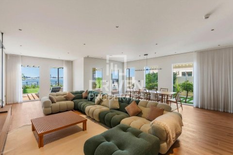 5 bedrooms Villa in Jumeirah, UAE No. 192925 3