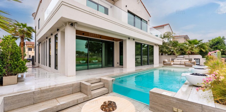 5 bedrooms Villa in Dubai, UAE No. 147822