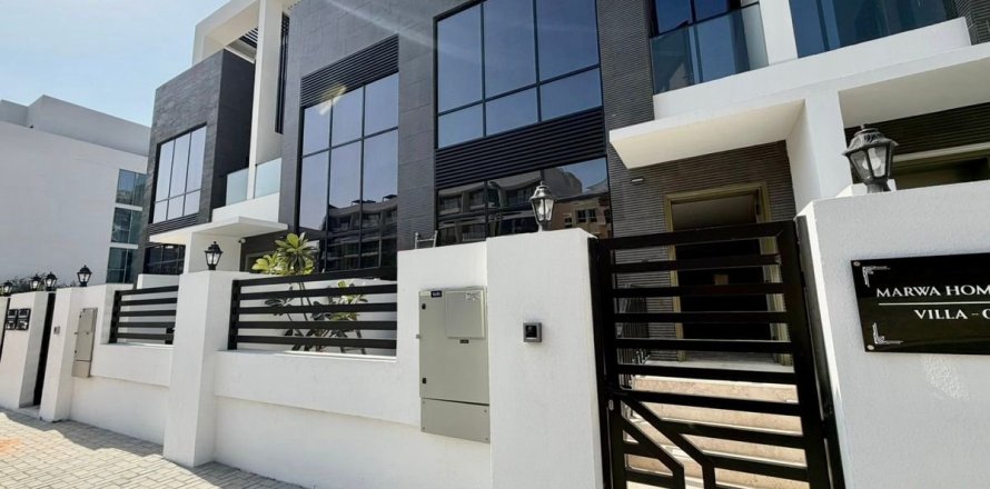 Вилла с 4 спальнями в Дубай, ОАЭ №141549