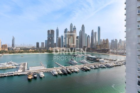 Appartement de 2 chambres à EMAAR Beachfront, UAE No. 209912