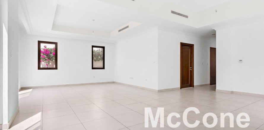 Villa de 5 dormitorios en Palma, UAE No. 74198