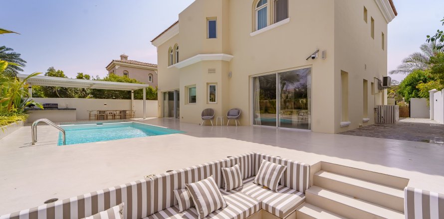 5 bedrooms Villa in Dubai, UAE No. 151135