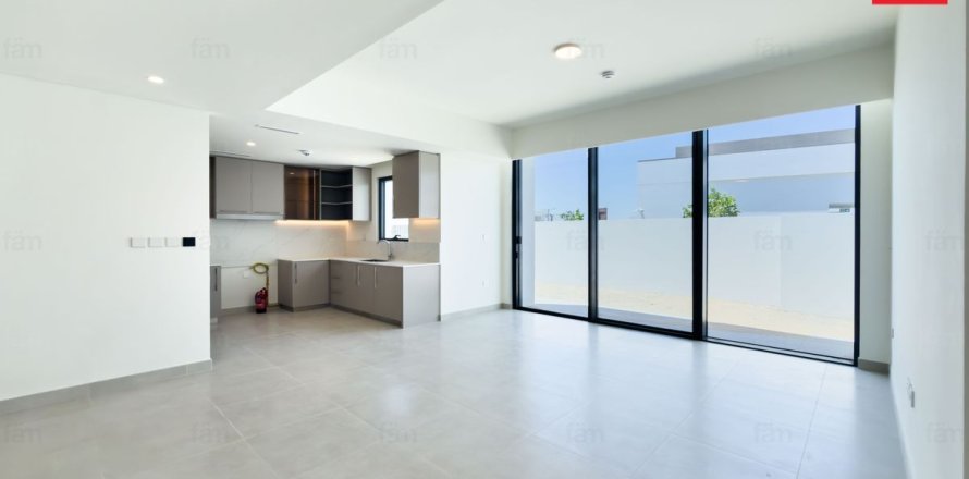 4 bedrooms Villa in Dubai, UAE No. 164775