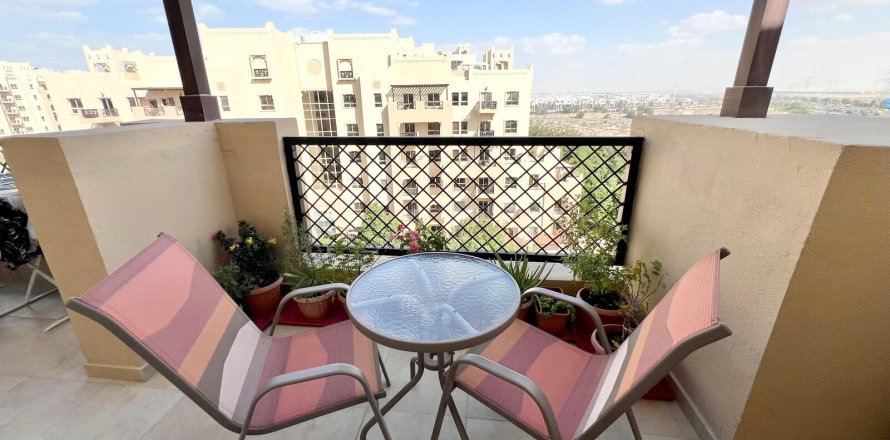 Квартира с 2 спальнями в Golf City, ОАЭ №147014