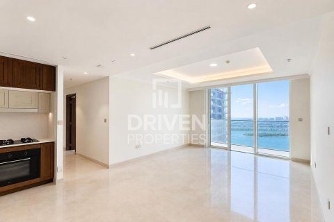 Квартира с 3 спальнями в EMAAR Beachfront, ОАЭ №209843