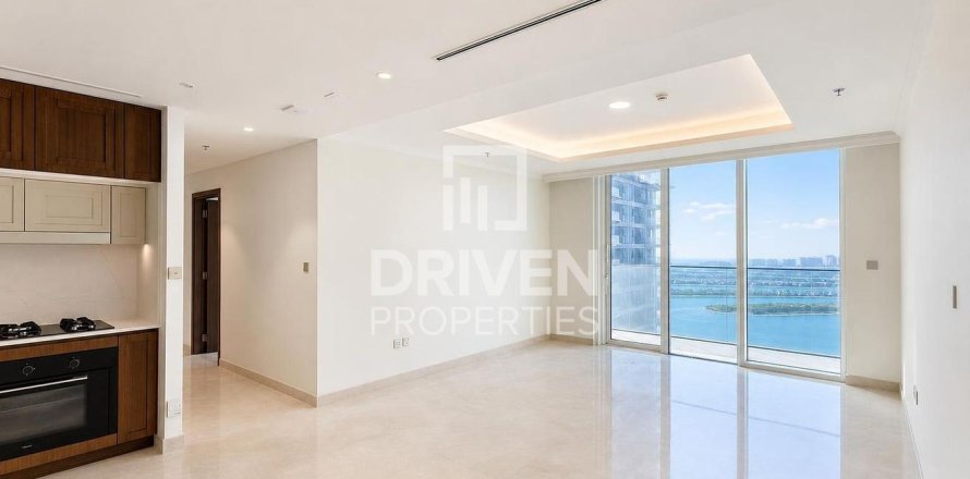 Квартира с 3 спальнями в EMAAR Beachfront, ОАЭ №209843
