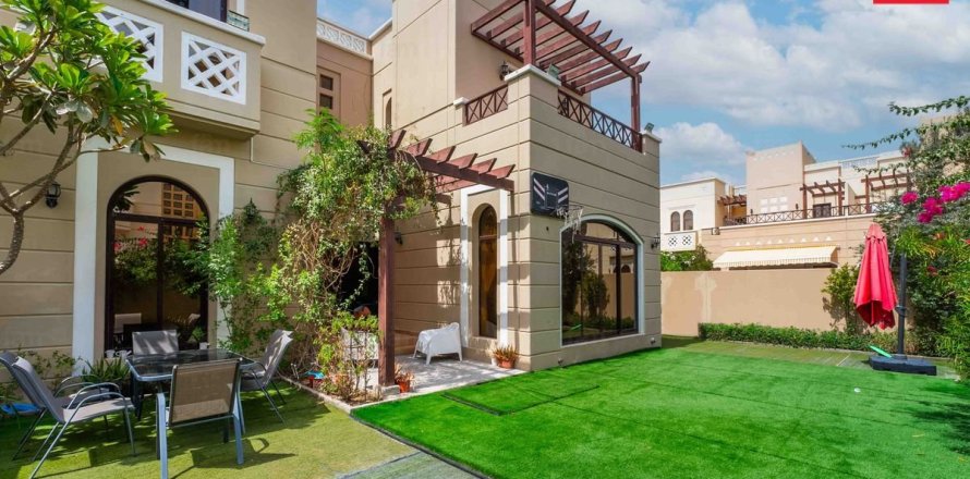 Villa de 4 dormitorios en Dubai, UAE No. 88857