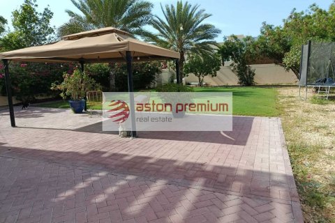 2 bedrooms Villa in District 16, UAE No. 198946 4
