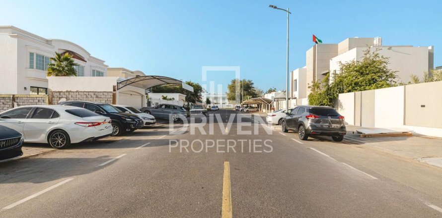 1117.62m² Land in Umm Suqeim, UAE No. 200474