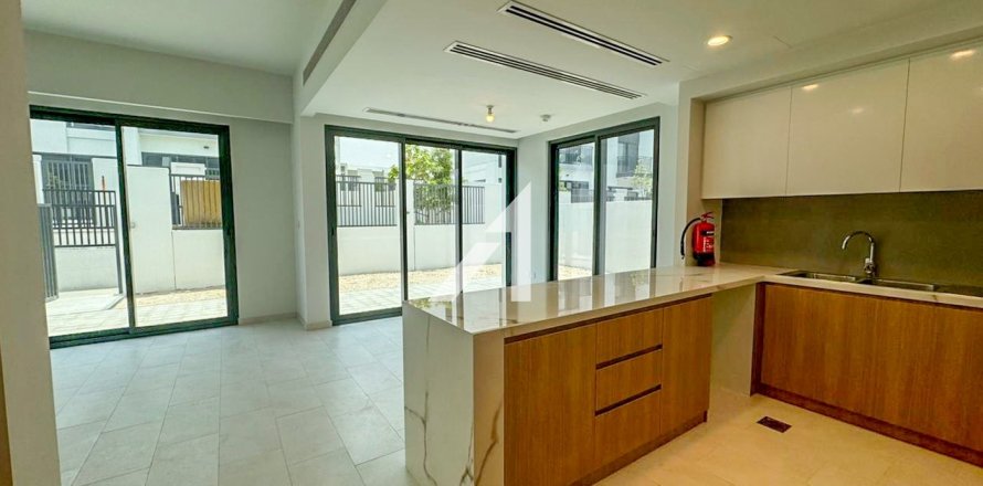 4 bedrooms Townhouse in Dubai Land, UAE No. 142276