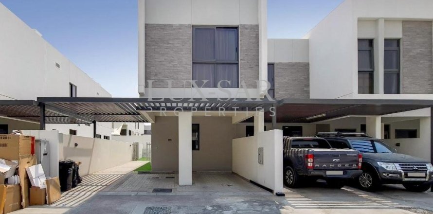 Villa de 3 dormitorios en Dubai, UAE No. 7583