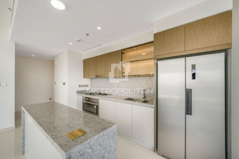 Квартира с 3 спальнями в EMAAR Beachfront, ОАЭ №78252 3