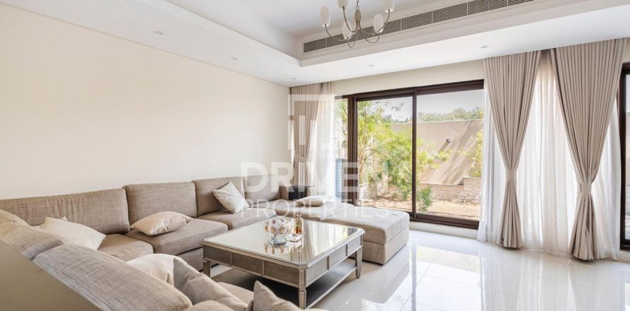 Villa de 4 dormitorios en Meydan, UAE No. 190378