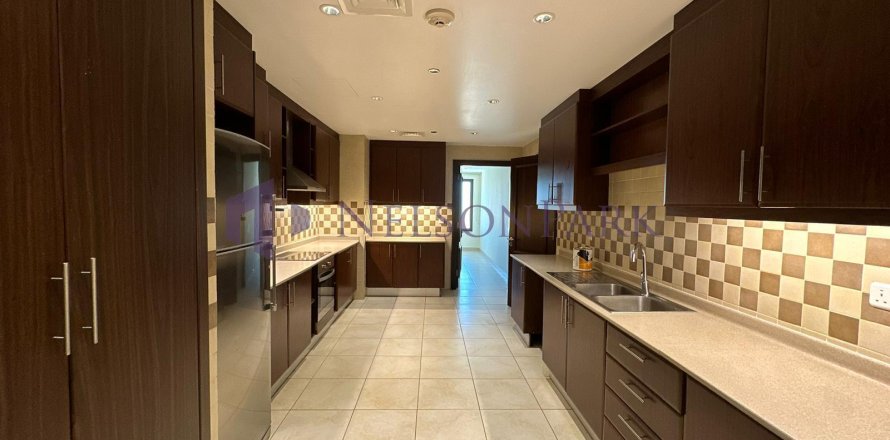 3 bedrooms Apartment in Doha, Qatar No. 58447