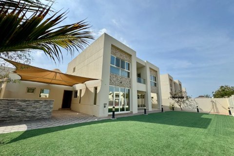 4 bedrooms Villa in Ras Al Khaimah, UAE No. 183916 9