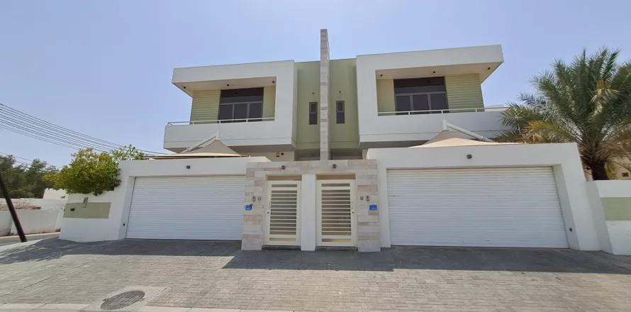 Villa de 5 dormitorios en Madinat as'Sultan Qaboos, Oman No. 108497