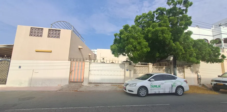 3 bedrooms Villa in Madinat as'Sultan Qaboos, Oman No. 108498